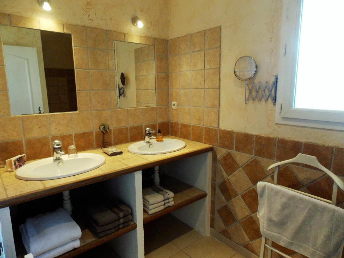 Les Coronilles Bed & Breakfast Beaucaire  Dış mekan fotoğraf