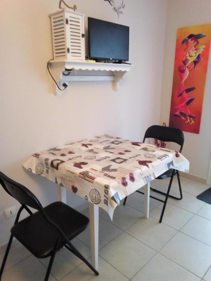 Les Coronilles Bed & Breakfast Beaucaire  Dış mekan fotoğraf