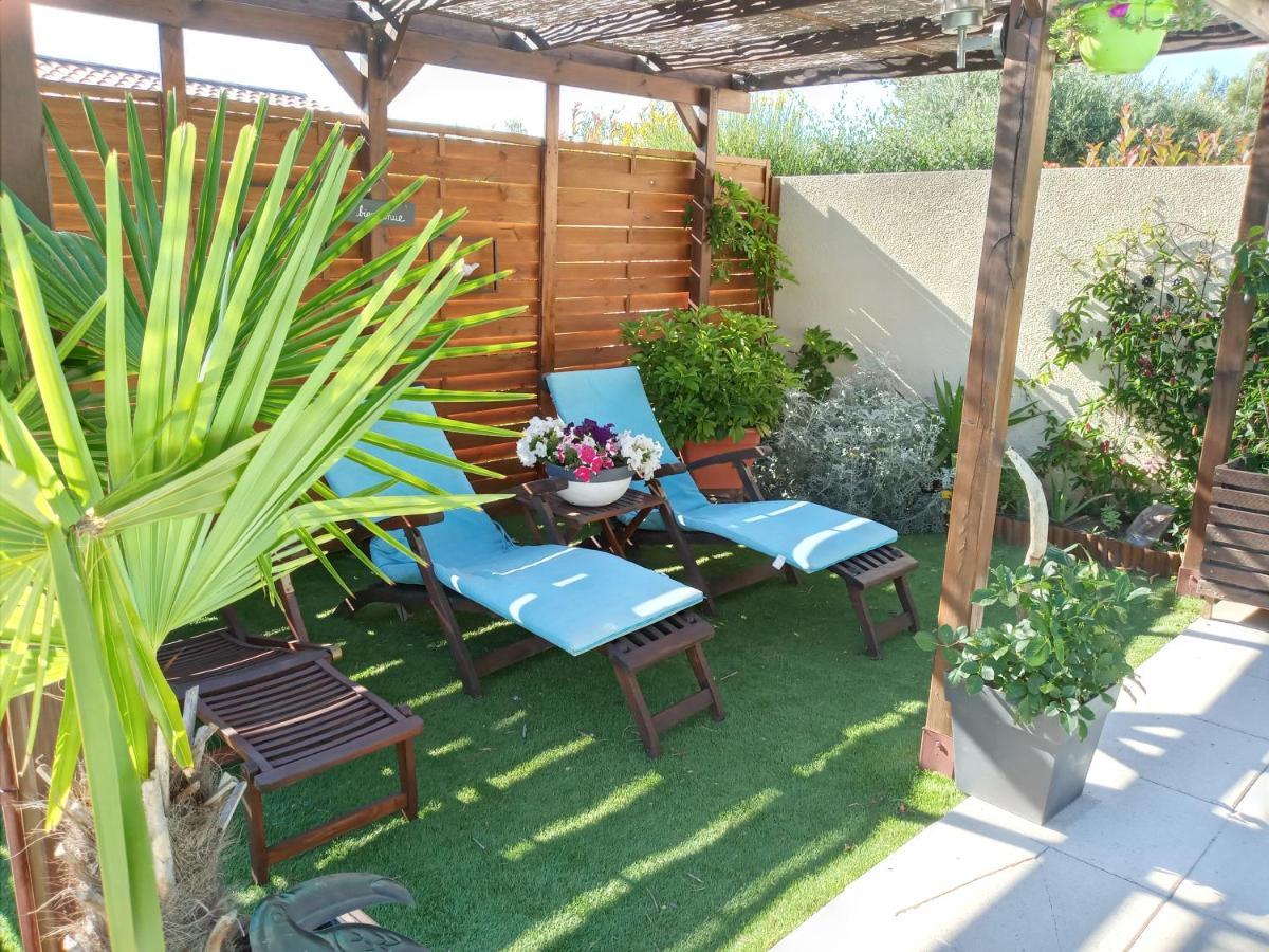 Les Coronilles Bed & Breakfast Beaucaire  Dış mekan fotoğraf