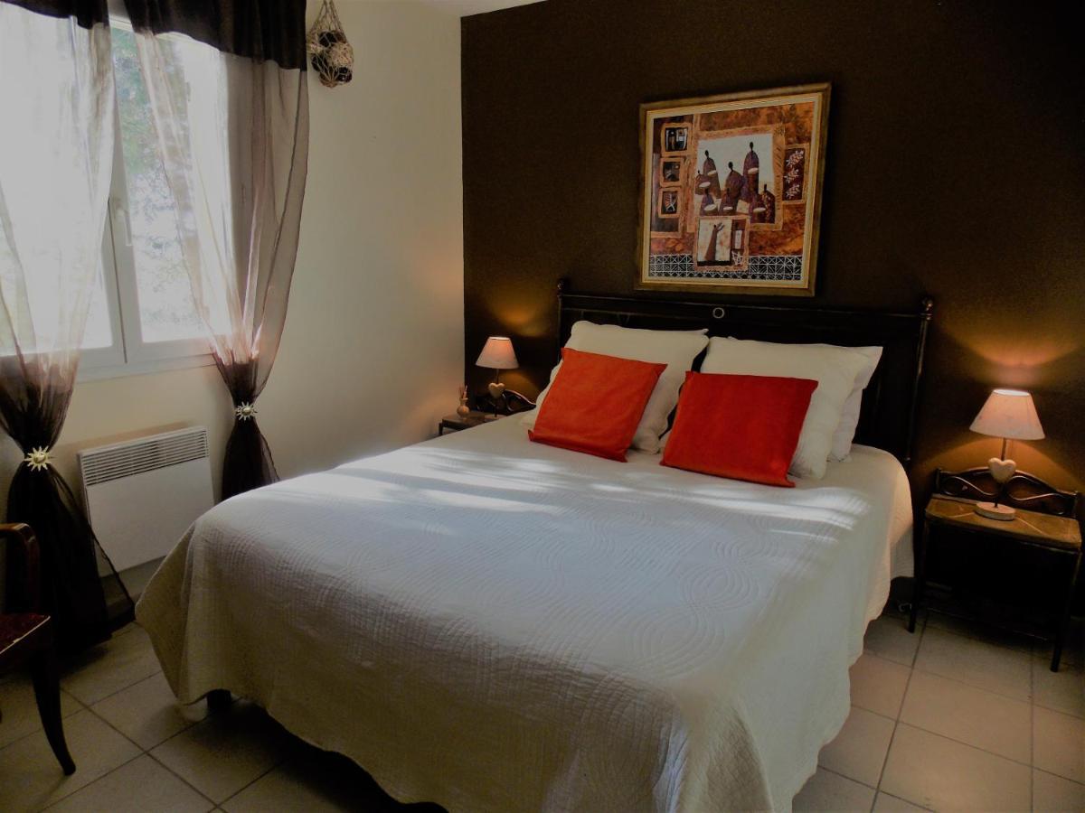 Les Coronilles Bed & Breakfast Beaucaire  Dış mekan fotoğraf