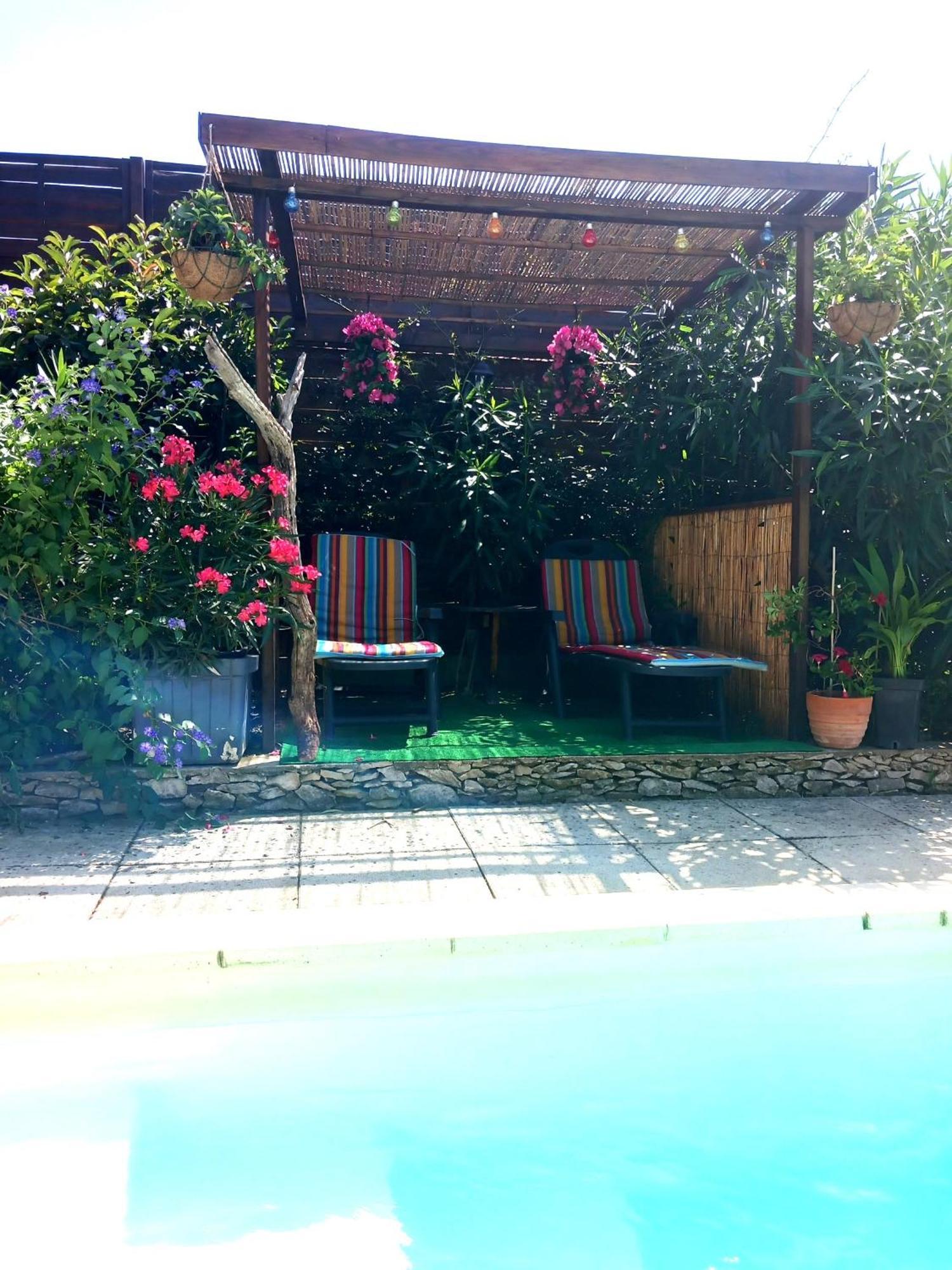 Les Coronilles Bed & Breakfast Beaucaire  Dış mekan fotoğraf