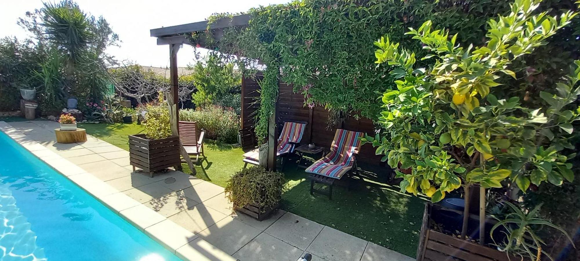 Les Coronilles Bed & Breakfast Beaucaire  Dış mekan fotoğraf