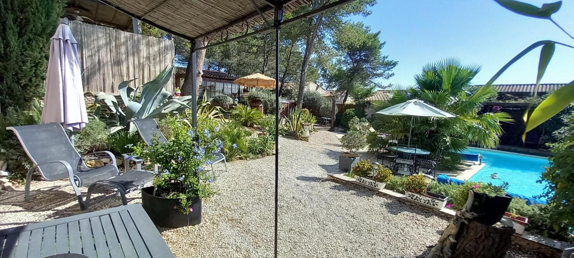 Les Coronilles Bed & Breakfast Beaucaire  Dış mekan fotoğraf
